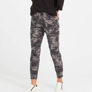 Spanx Stretch Twill Cargo Camo Joggers Size Small
